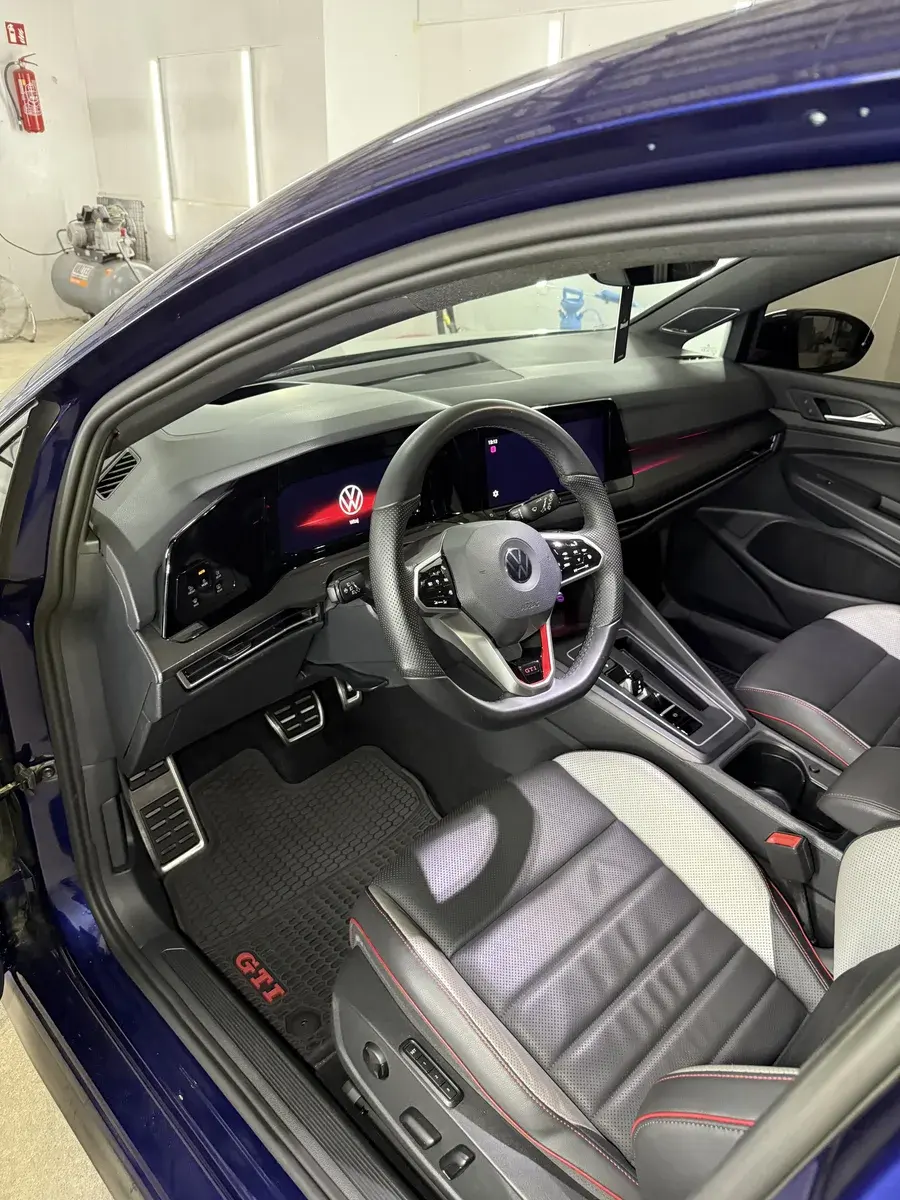 Wnętrze Volkswagena Golfa GTI z czerwonymi akcentami