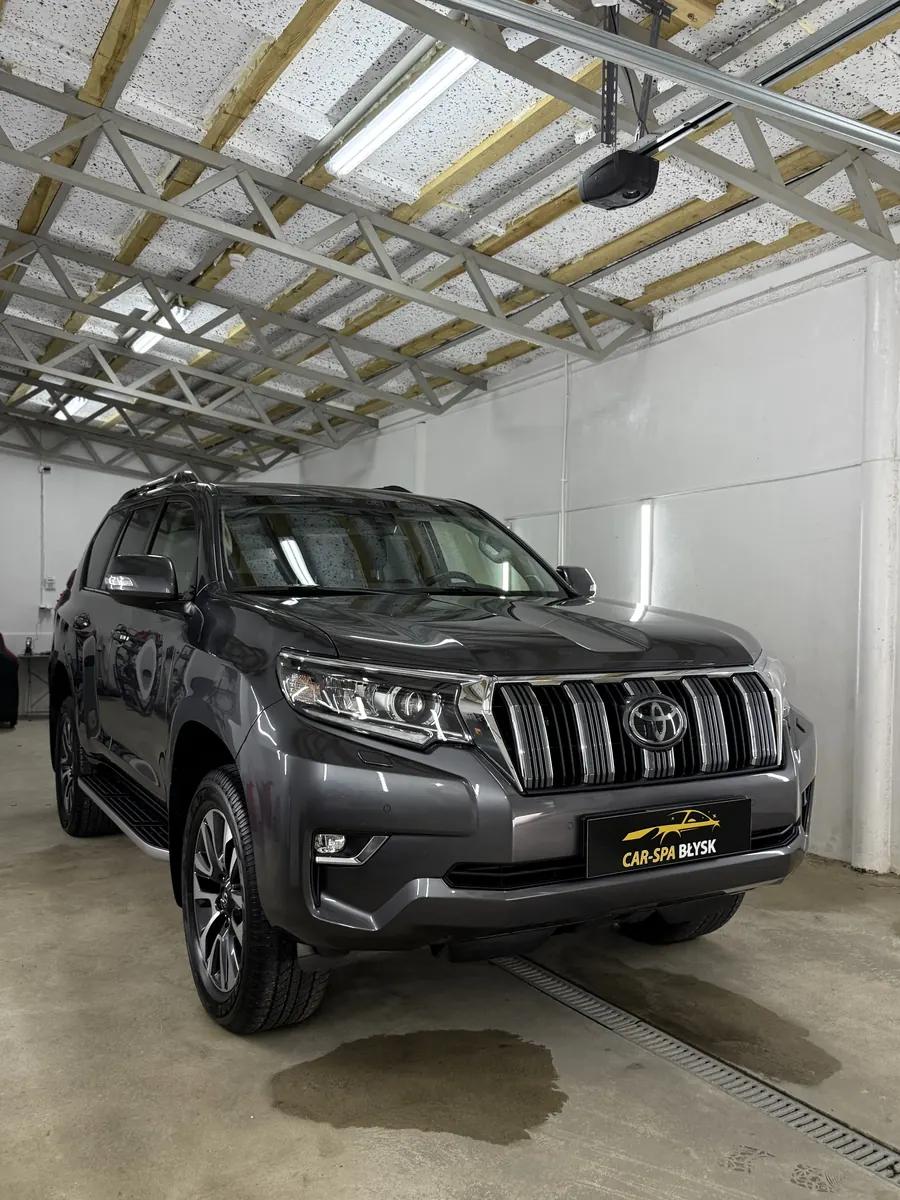 Szara Toyota Land Cruiser w hali, ujęcie od przodu