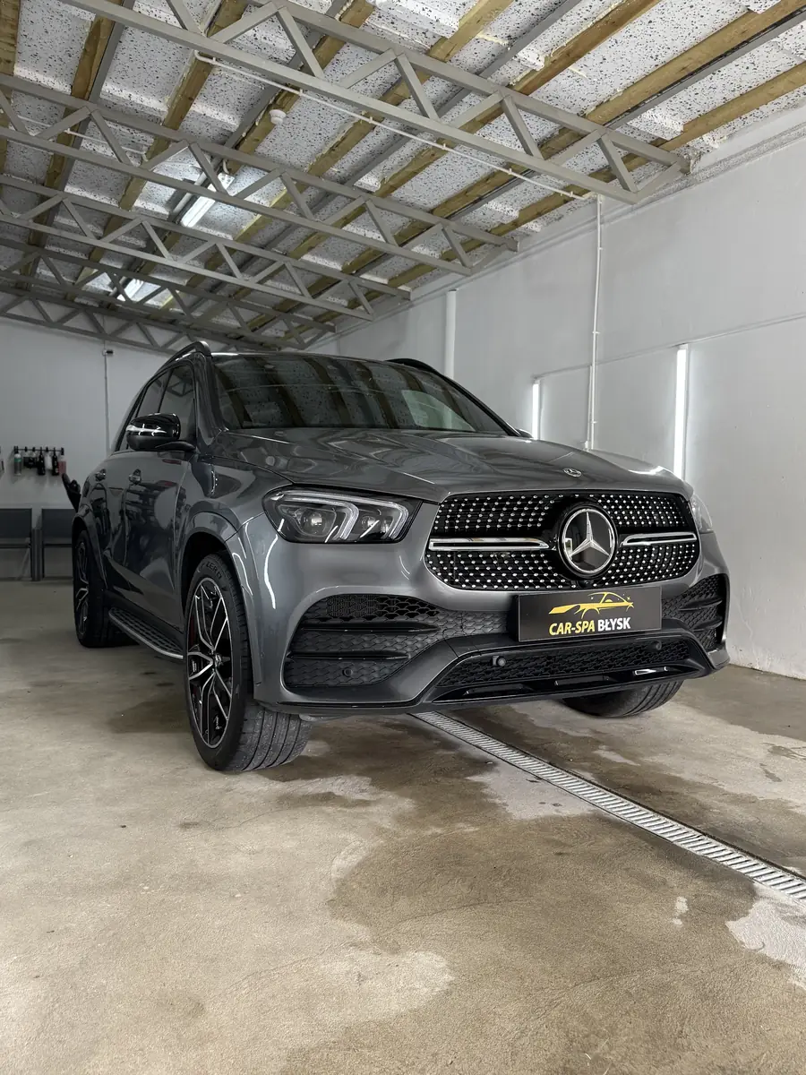 Grafitowy Mercedes GLE w hali po myciu