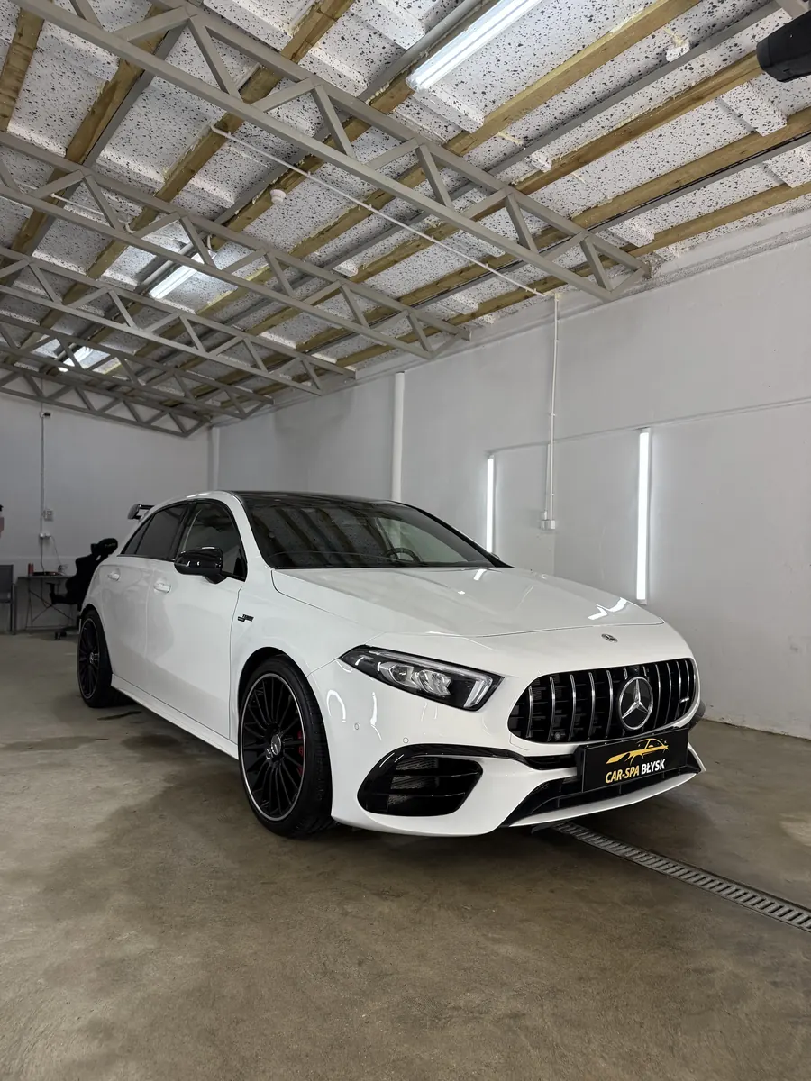 Biały Mercedes AMG w hali, ujęcie od przodu
