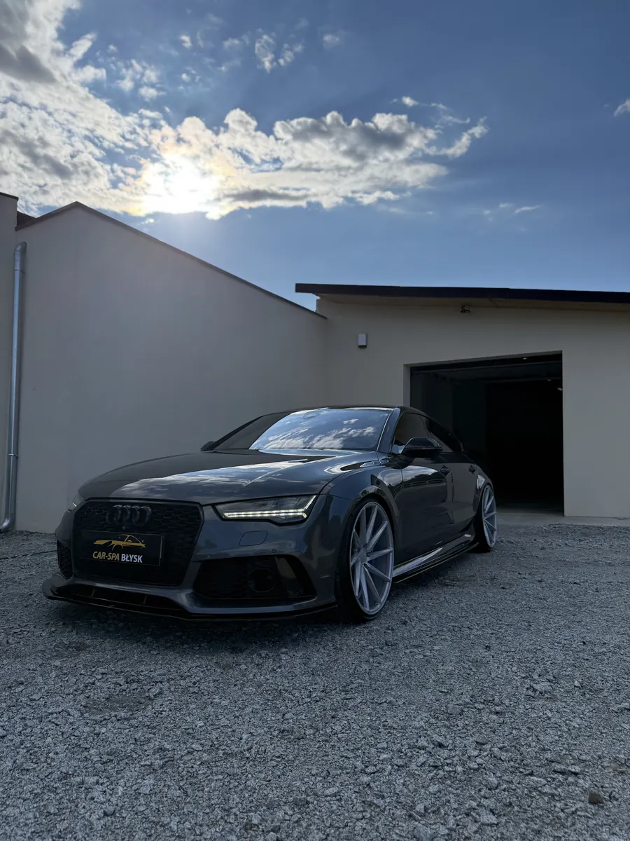 Czarne Audi RS7 przed halą, ujęcie od przodu