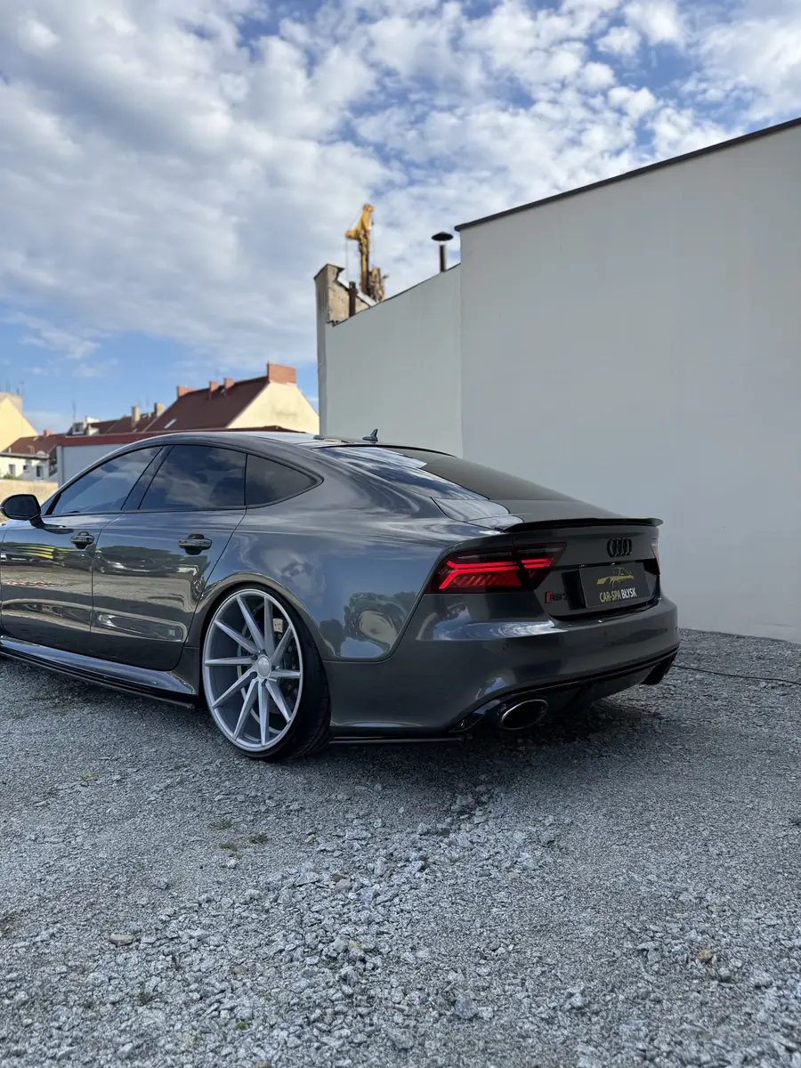 Grafitowe Audi RS7 od tyłu, w tle hala
