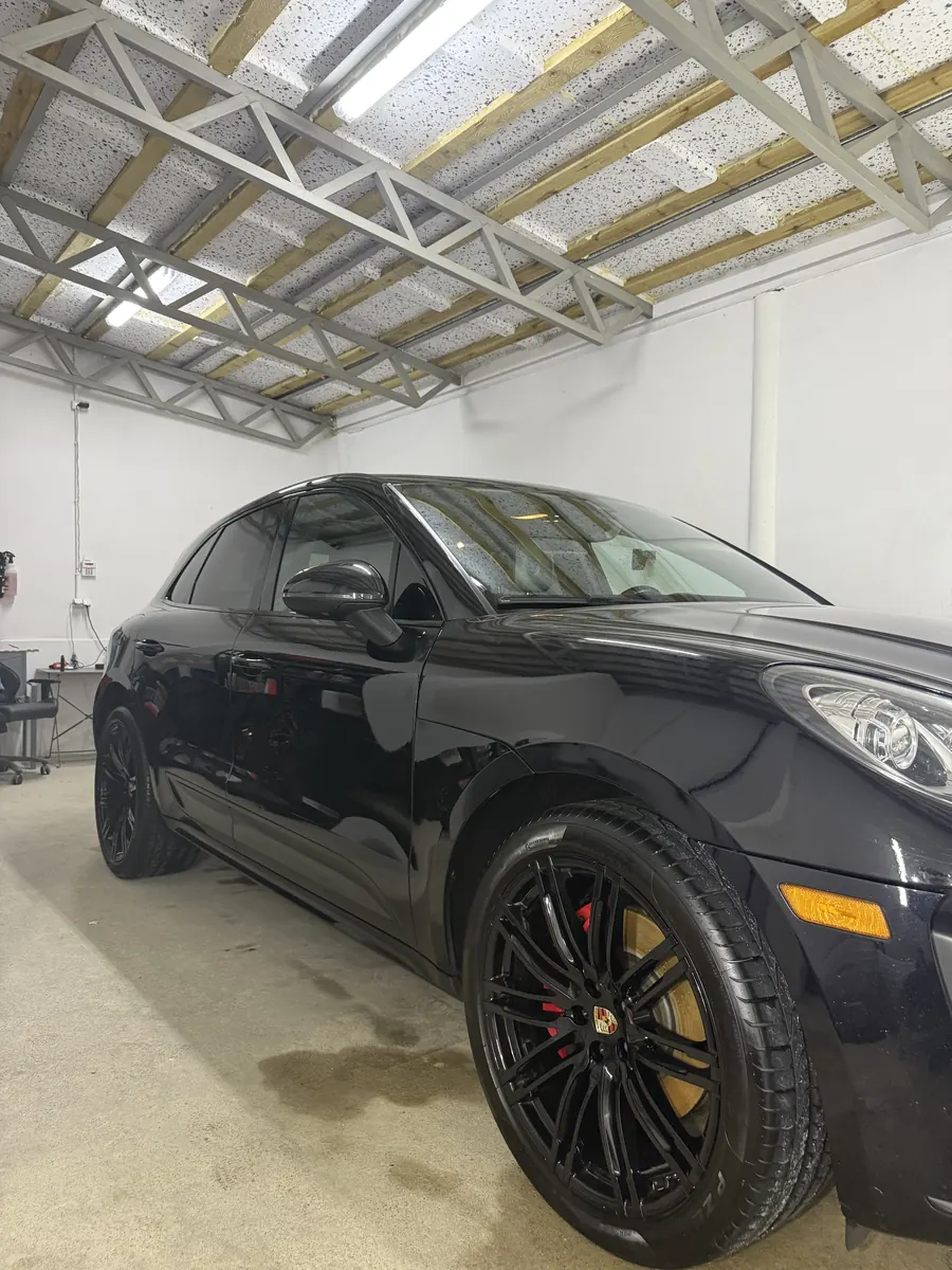 Czarne Porsche w hali, ujęcie od przodu pod kątem