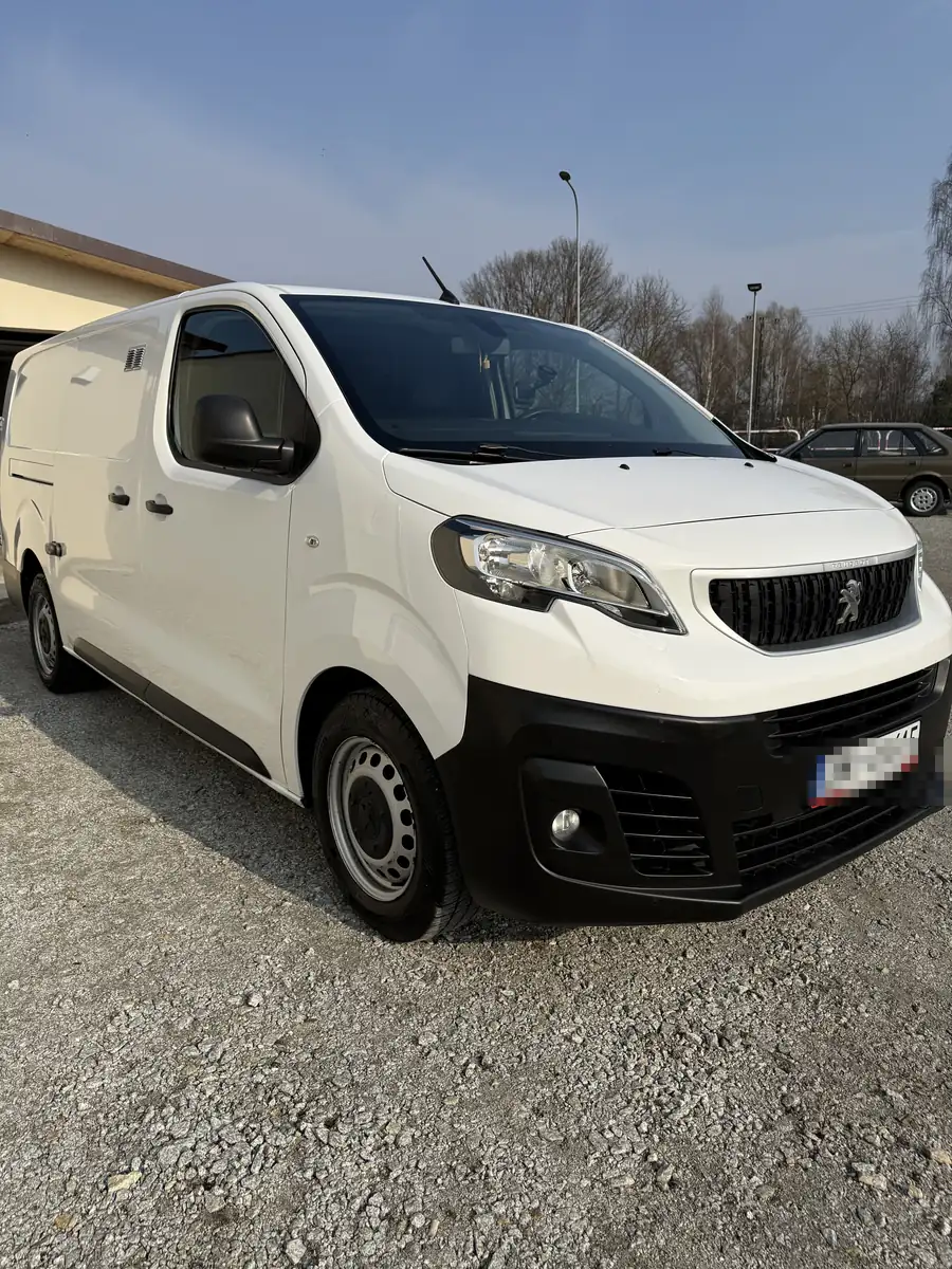 Biały Peugeot Expert po myciu zewnętrznym