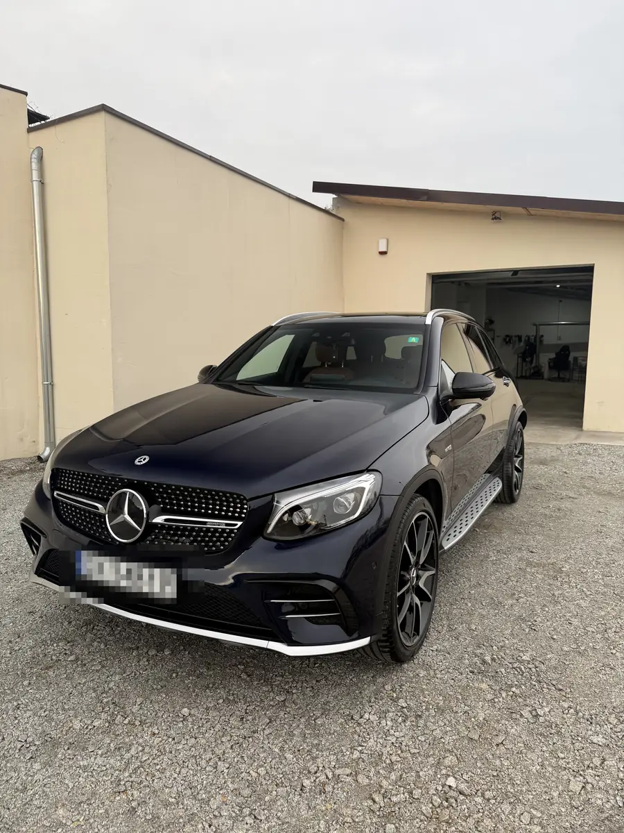 Czarny Mercedes GLC AMG przed halą, ujęcie od przodu