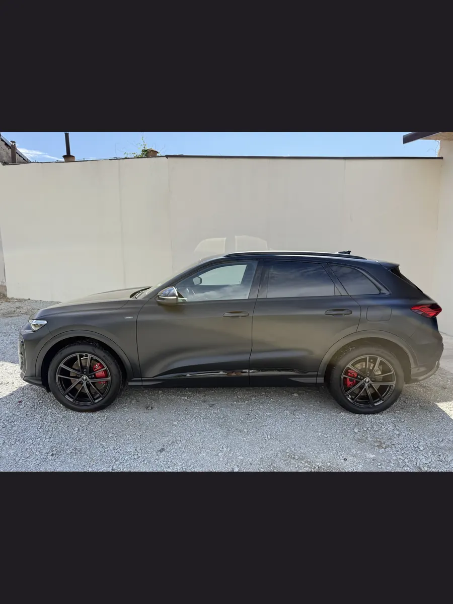 Grafitowy SUV z czerwonymi zaciskami, ujęcie z boku