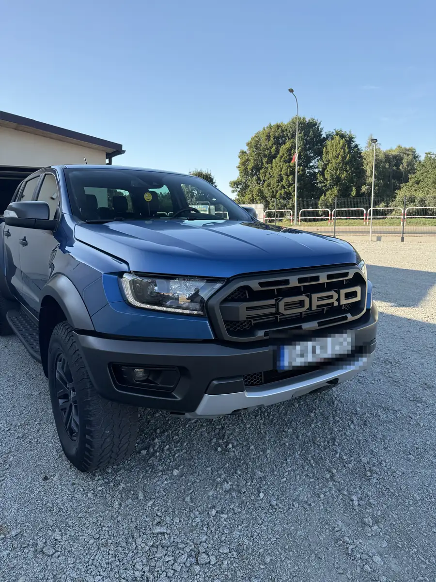 Niebieski Ford Ranger Raptor po myciu