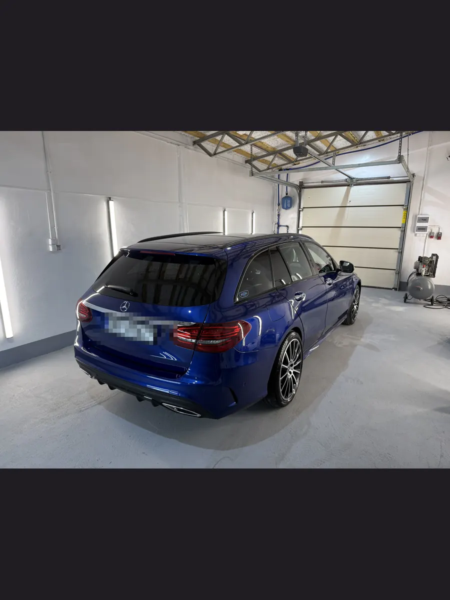 Niebieski Mercedes kombi w hali, ujęcie od tyłu