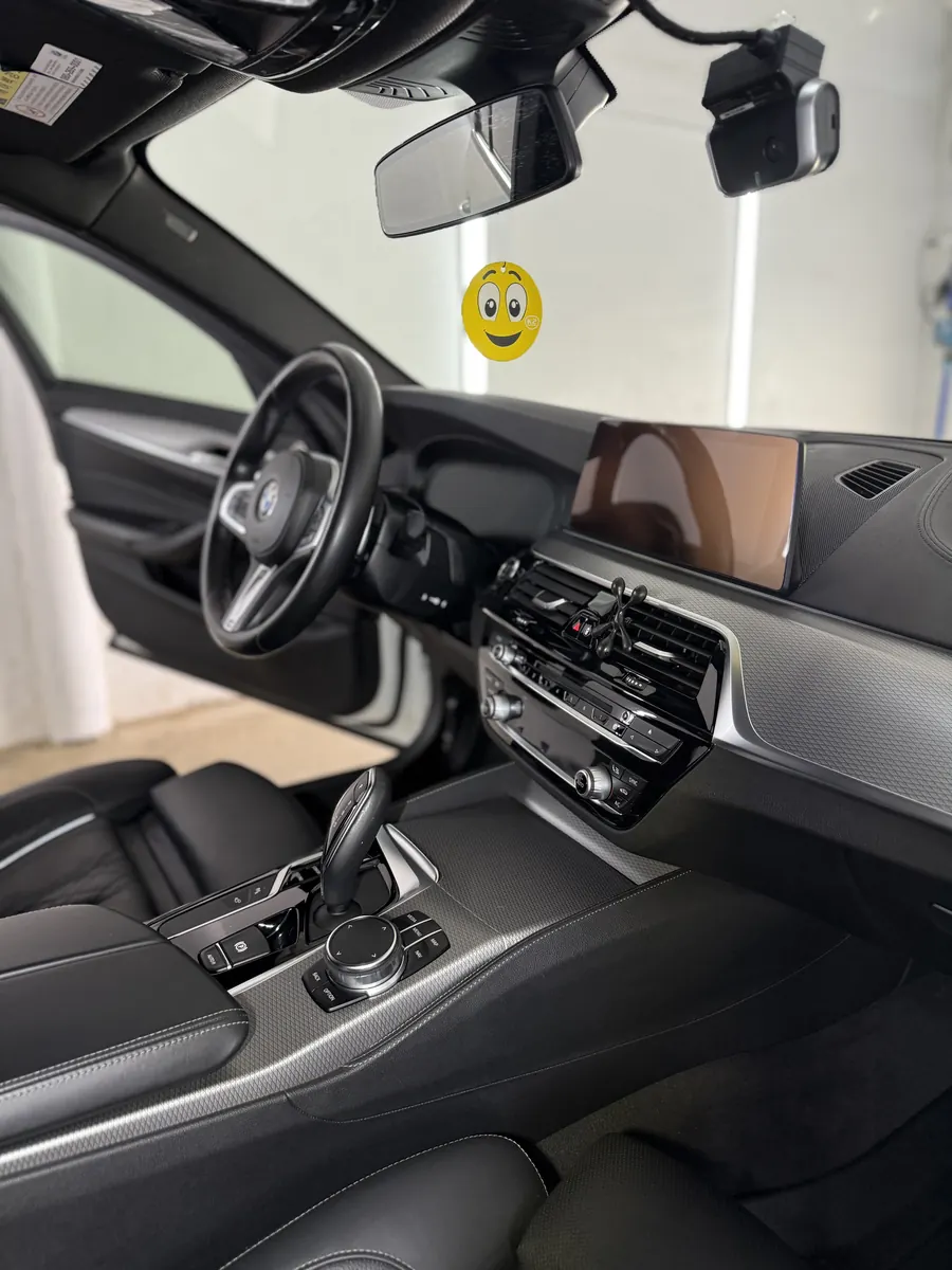 Kokpit BMW z ekranem i skórzaną tapicerką po czyszczeniu