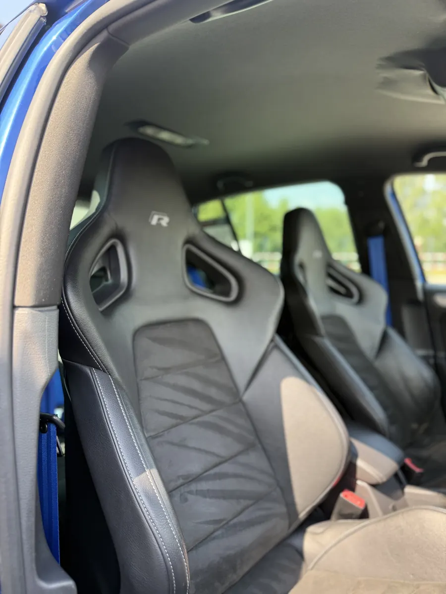 Sportowe fotele kubełkowe w Volkswagenie Golfie R