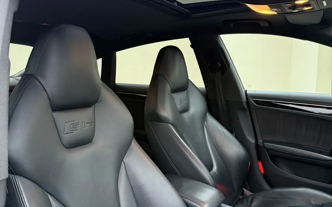 Przednie fotele Audi w czarnej skórze po czyszczeniu